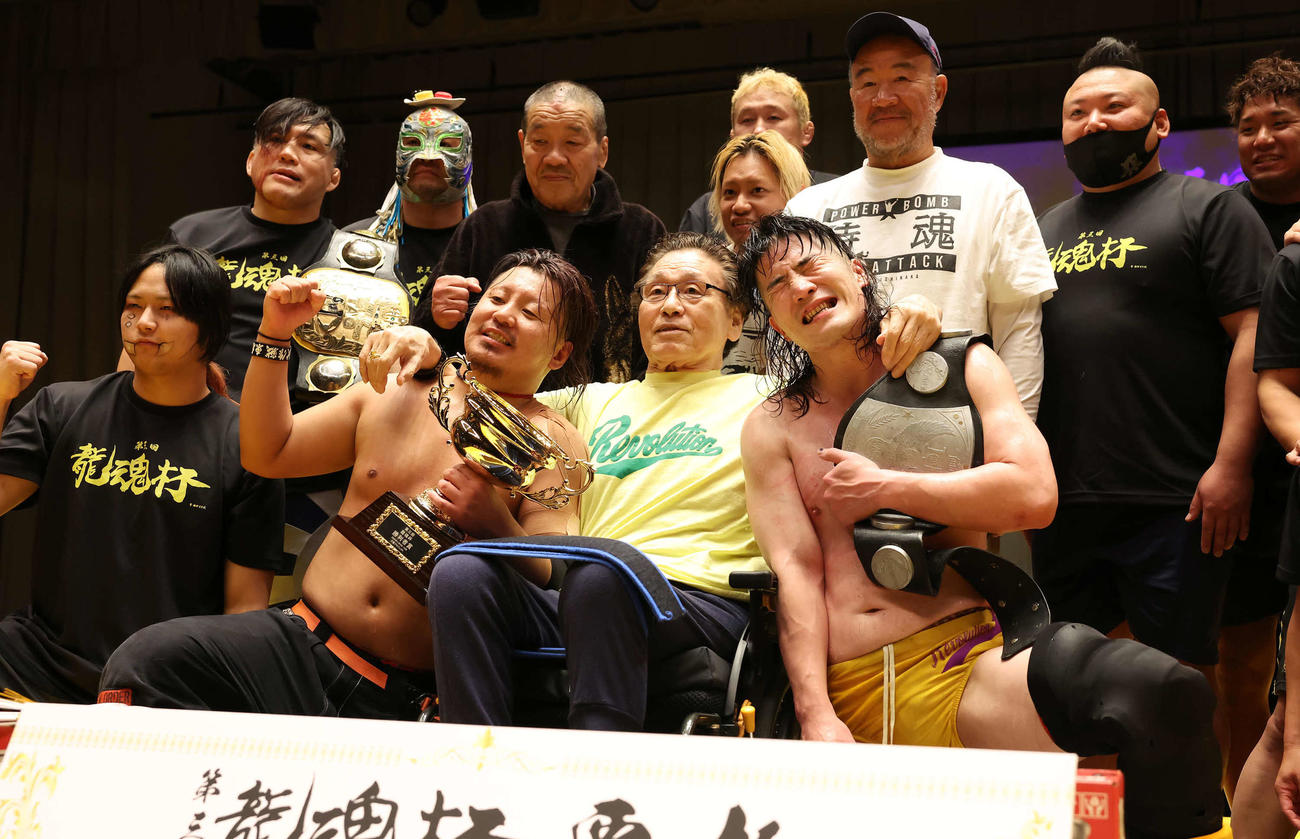 龍魂杯の決勝戦を戦った拳剛（左）と矢野啓太らが天龍源一郎さんを囲んで写真に納まった（撮影・丹羽敏通）
