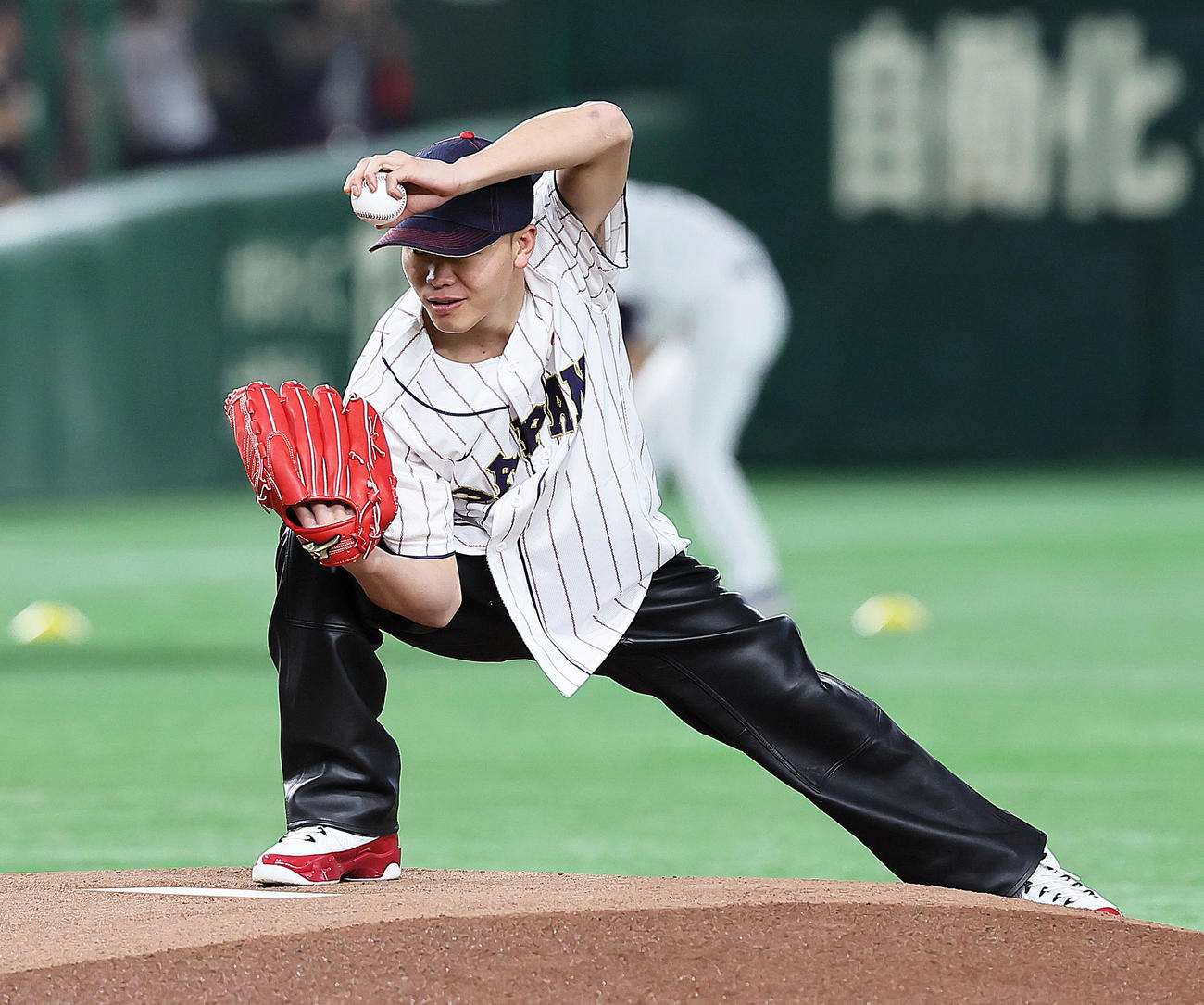 日本対台湾　始球式でポーズを決める那須川（23年11月16日）