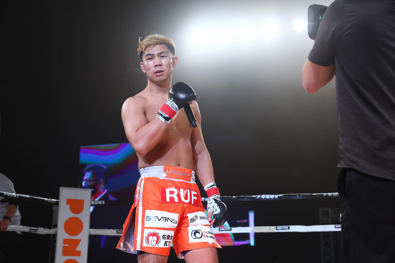 マイクを手にあいさつするYA－MAN（RISE提供）