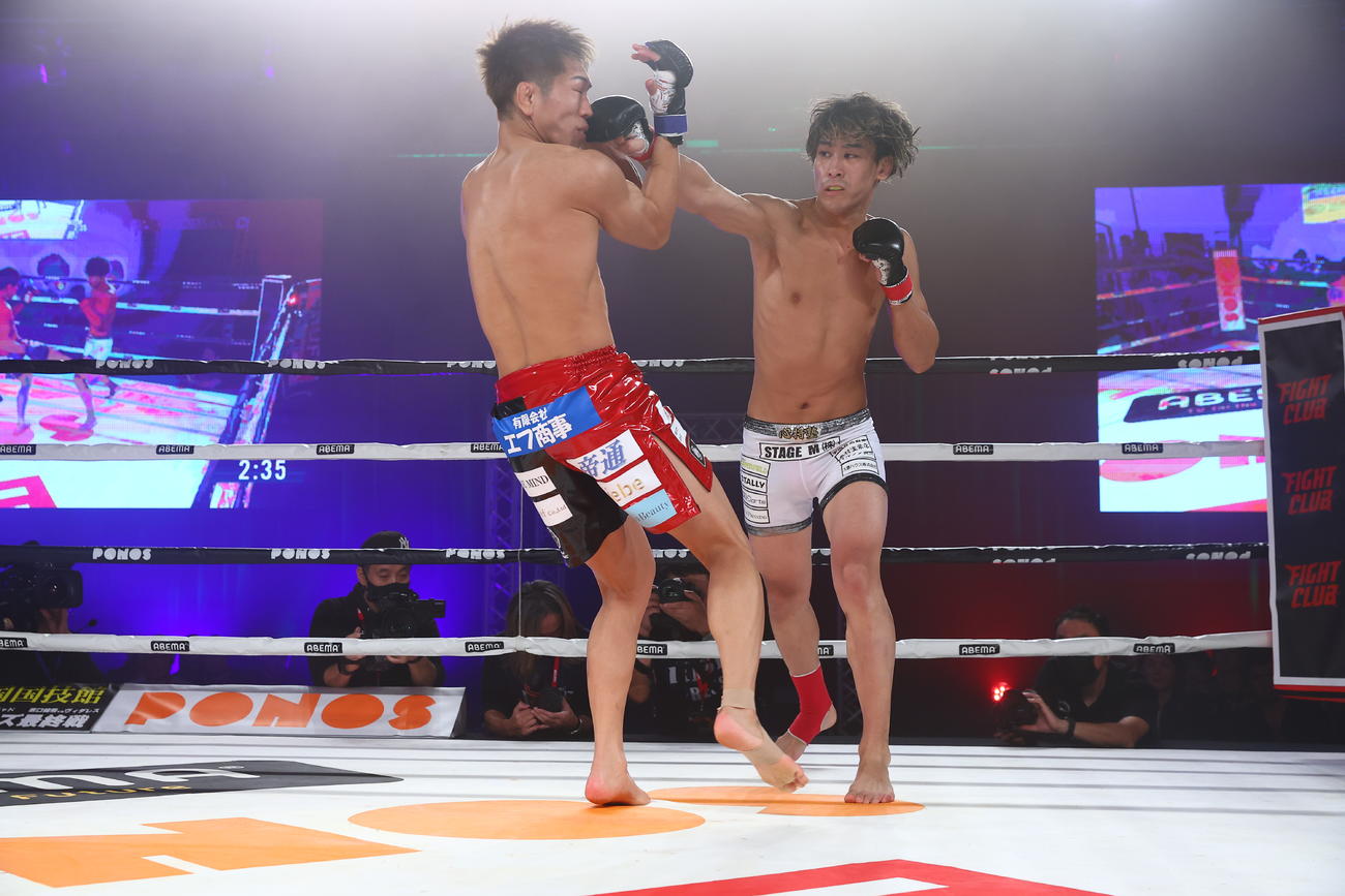 パンチを放つ木村“ケルベロス”颯太（右）（RISE提供）