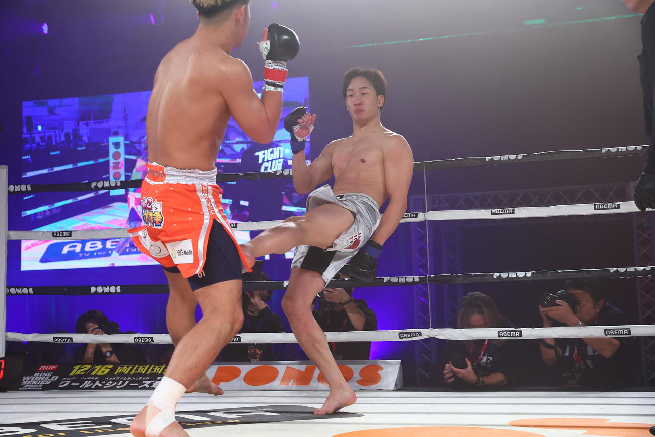 朝倉未来（右）がローキックを放つ（RISE提供）