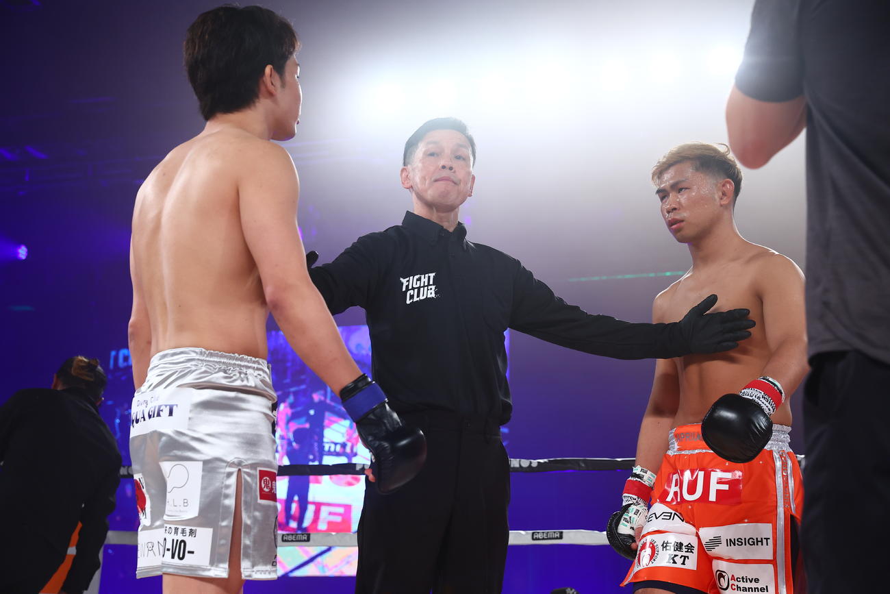 試合開始前にレフェリーをはさんで向き合うYA－MAN（右）と朝倉未来（RISE提供）