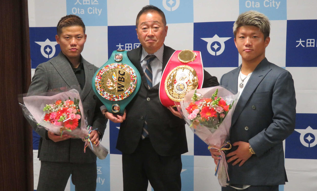 大田区の鈴木晶雅区長（中央）を表敬訪問した重岡兄弟。左がWBC世界ミニマム級王者の兄優大、右がIBF世界同級王者の弟銀次朗