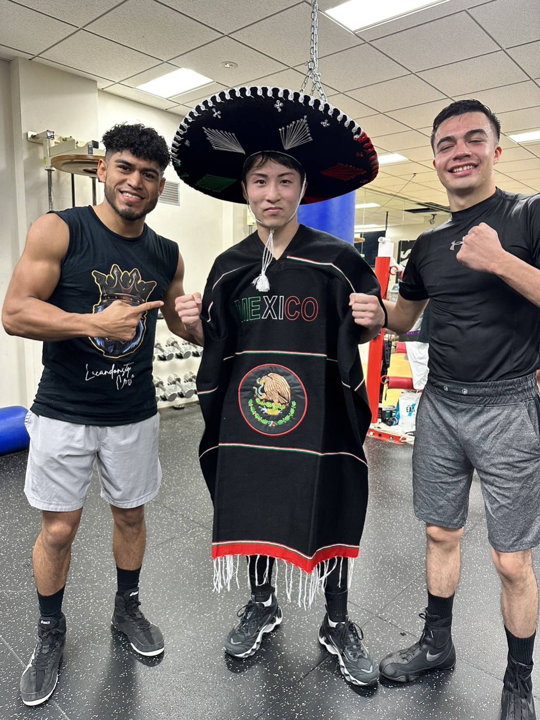 来日したメキシコ人スパーリング相手にメキシコの伝統的な帽子ソンブレロをプレゼントされた井上尚弥（中央）（大橋ジム提供）