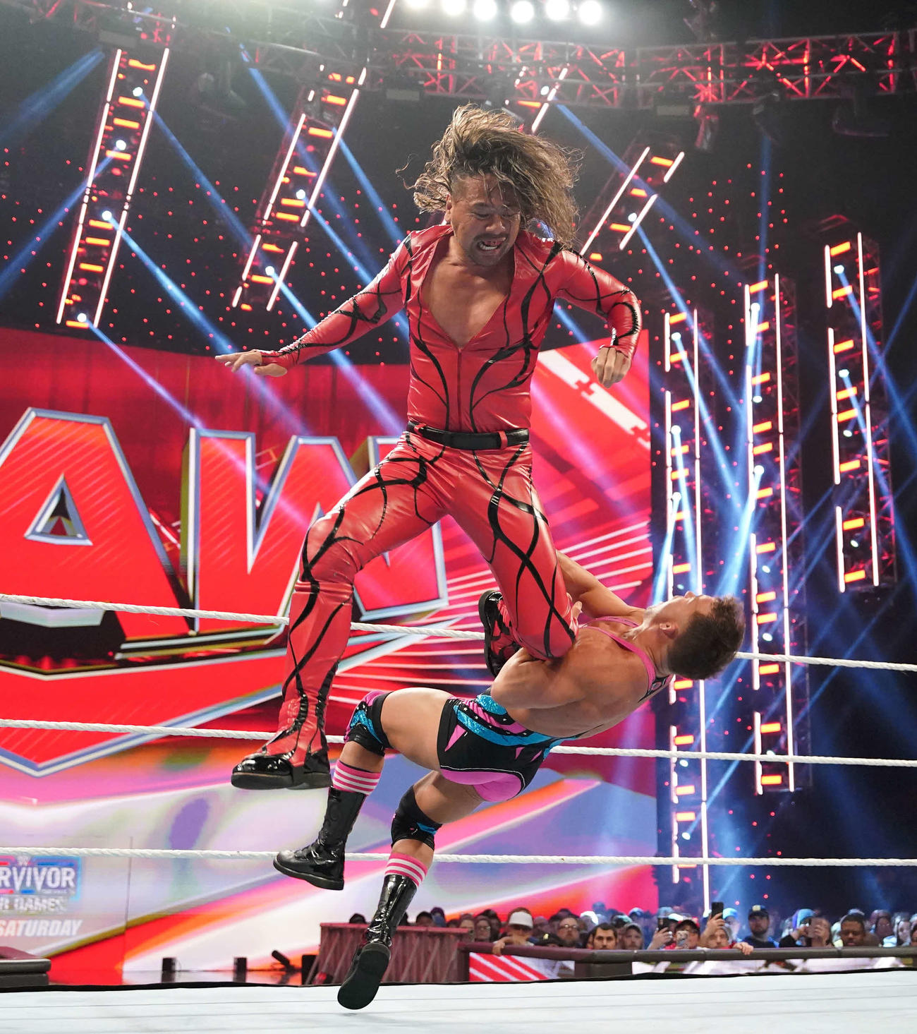 チャド・ゲイブル（下）とシングル戦に臨んだ中邑真輔（C）2023 WWE, Inc. All Rights Reserved.