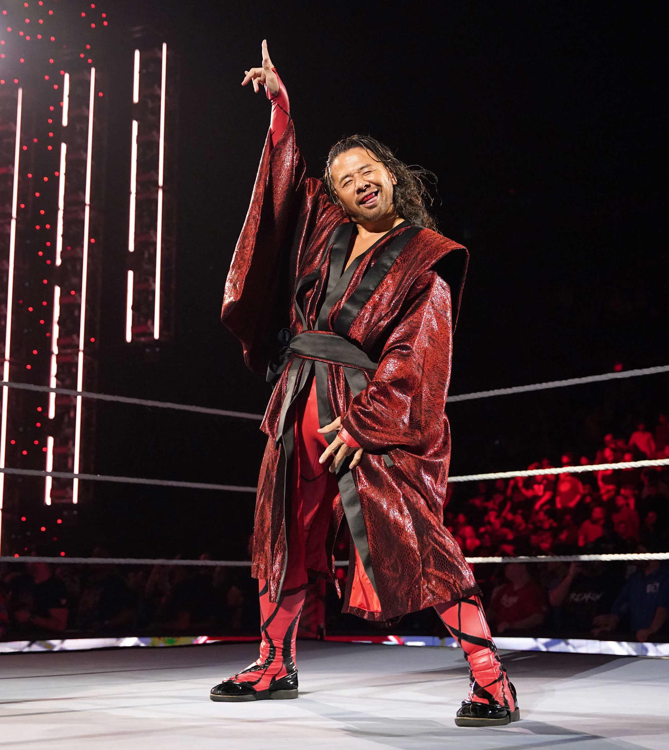 リングに入場し、ファンの声援に応じる中邑真輔（C）2023 WWE, Inc. All Rights Reserved.