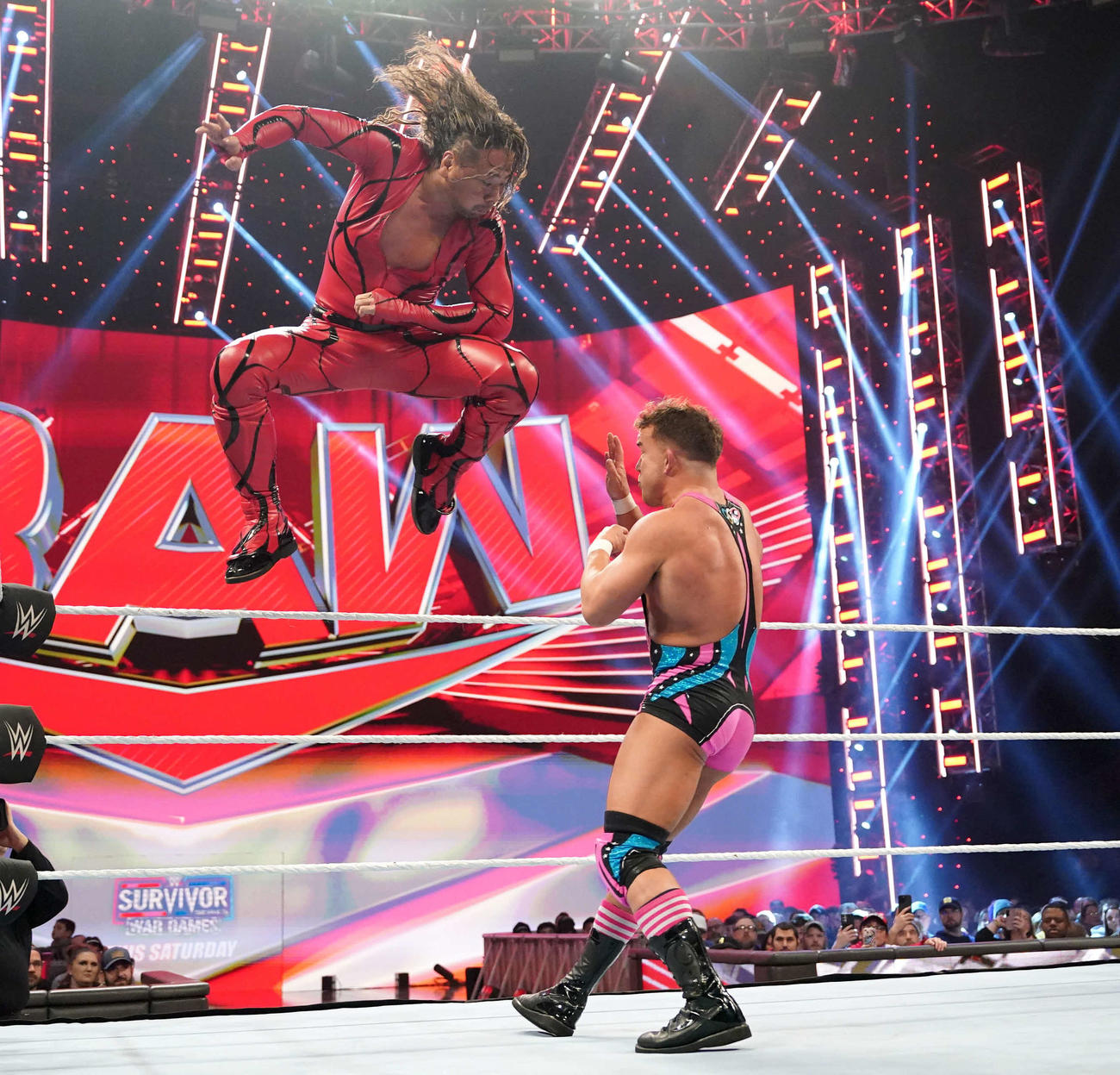 チャド・ゲイブル（右）に飛びひざ蹴りを狙う中邑真輔（C）2023 WWE, Inc. All Rights Reserved.