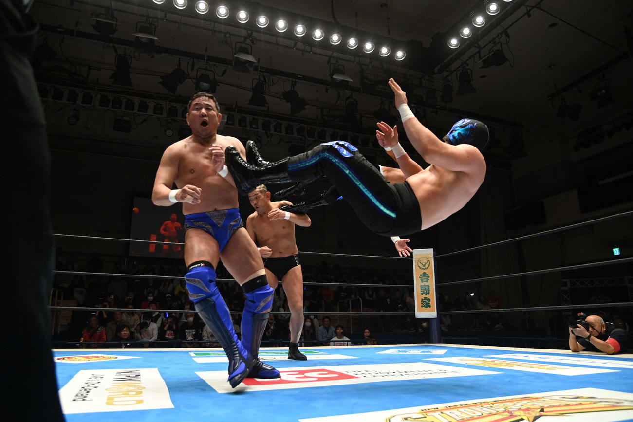 同時にドロップキックを見舞われる永田裕志（左）と鈴木みのる（新日本プロレス提供）