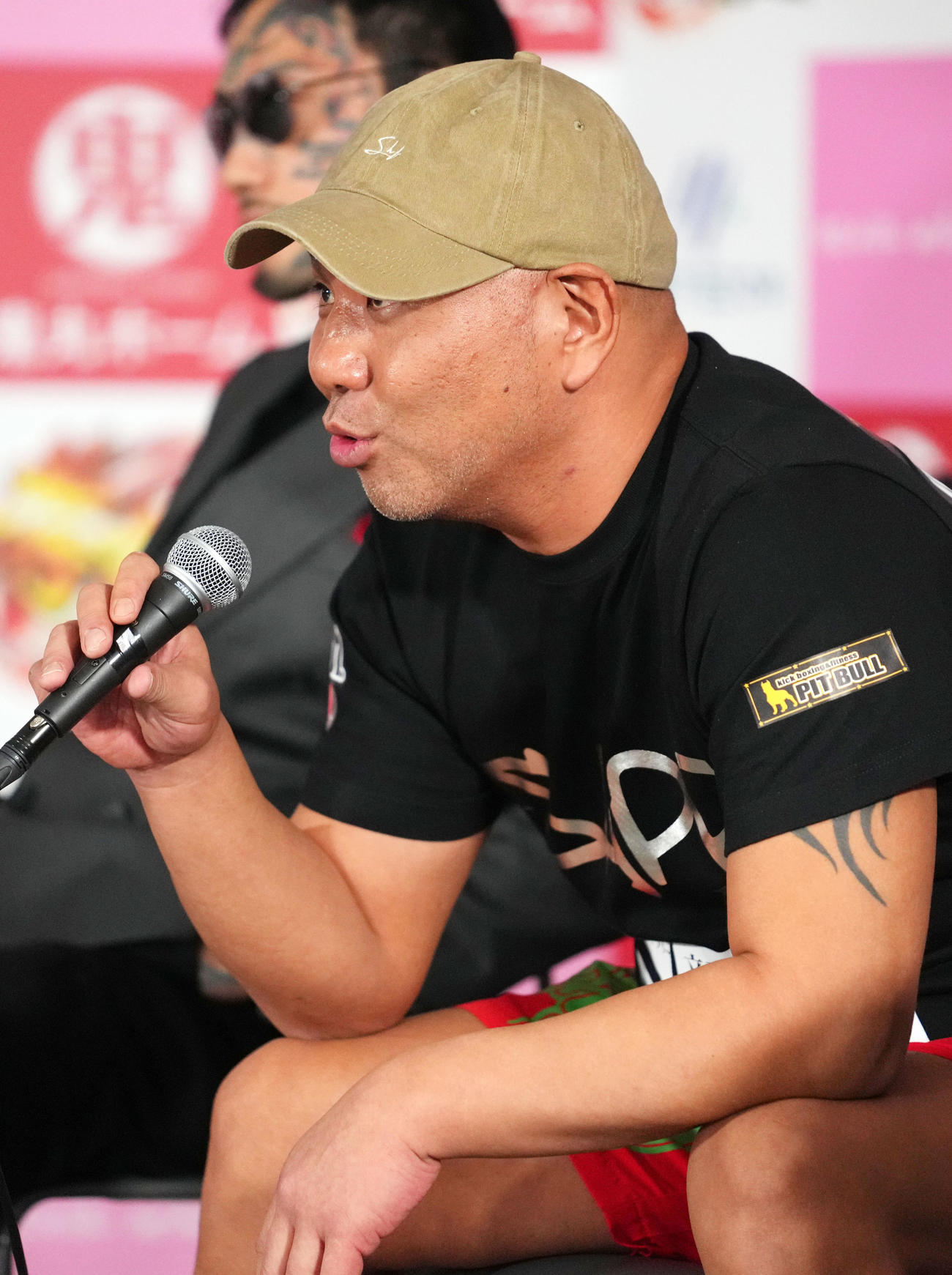 試合への意気込みを語るサップ西成（撮影・横山健太）