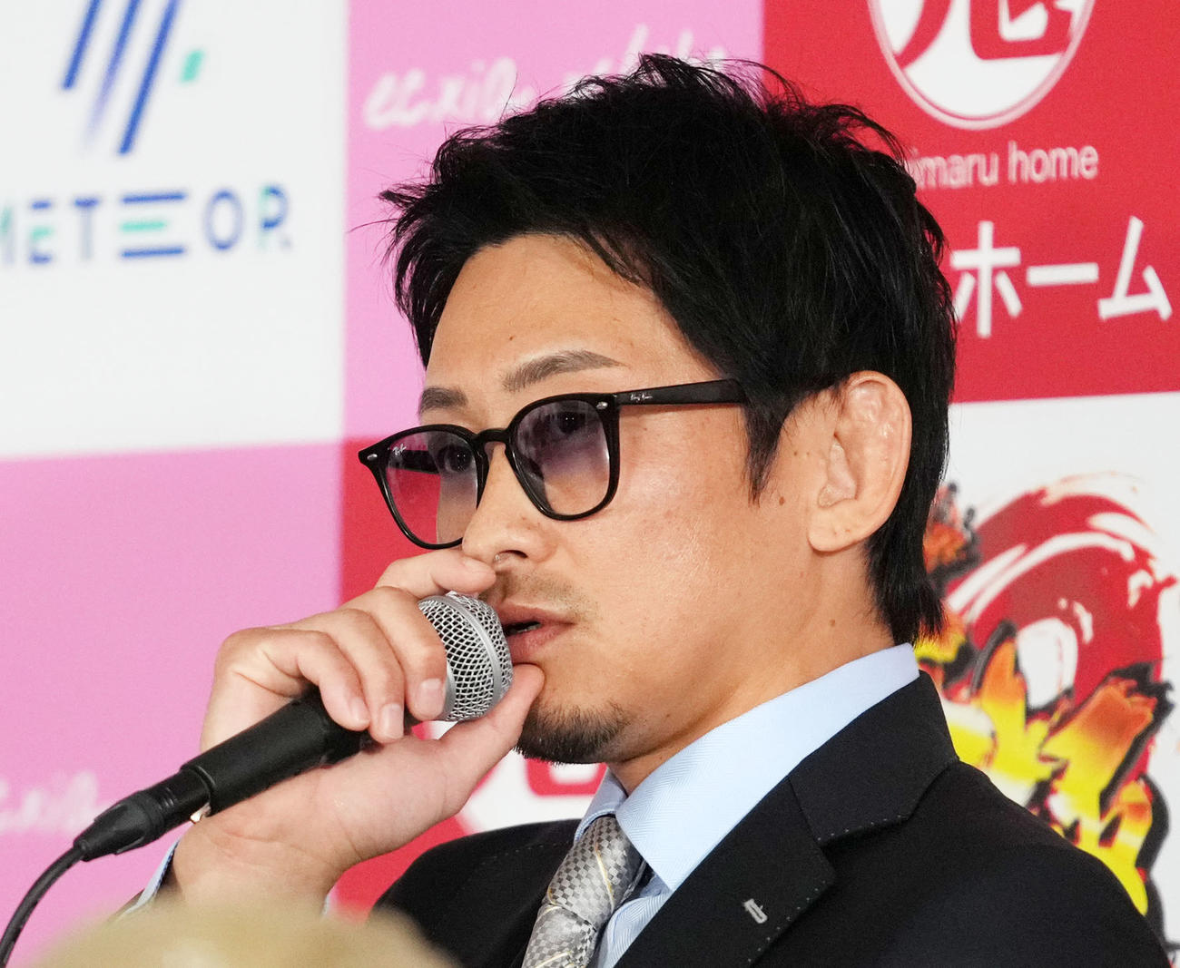 試合への意気込みを語る啓之輔（撮影・横山健太）