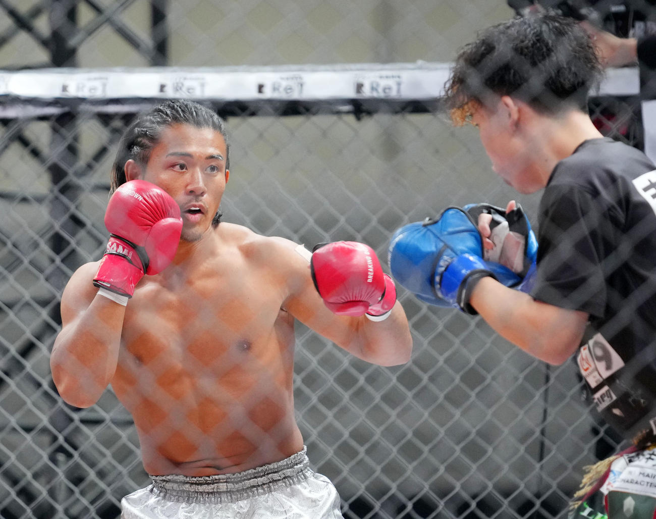 トニー対井上力斗　攻める井上力斗（撮影・横山健太）
