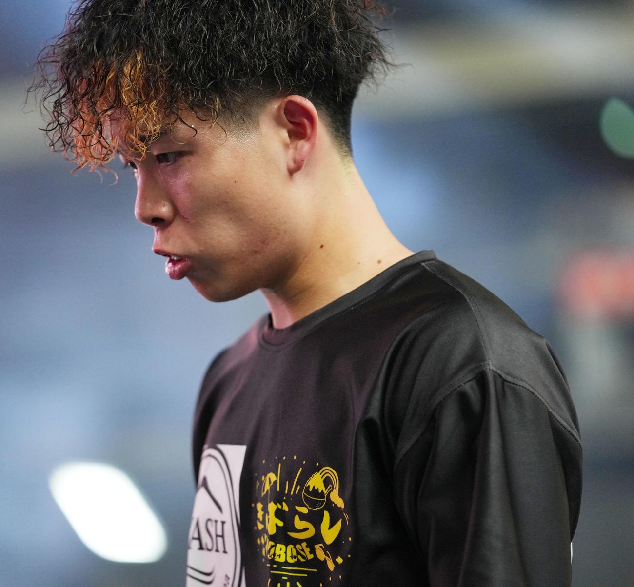 トニー対井上力斗　試合に敗れ引き揚げるトニー（撮影・横山健太）