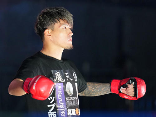 村田将一対シェンロン 試合へ向かうシェンロン(撮影・横山健太)