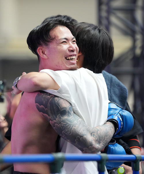 カンジ対樋口武大 試合に勝利し笑顔を見せるカンジ(撮影・横山健太)