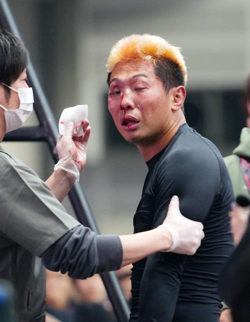 カンジ対樋口武大 試合に敗れ引き揚げる樋口武大(撮影・横山健太)