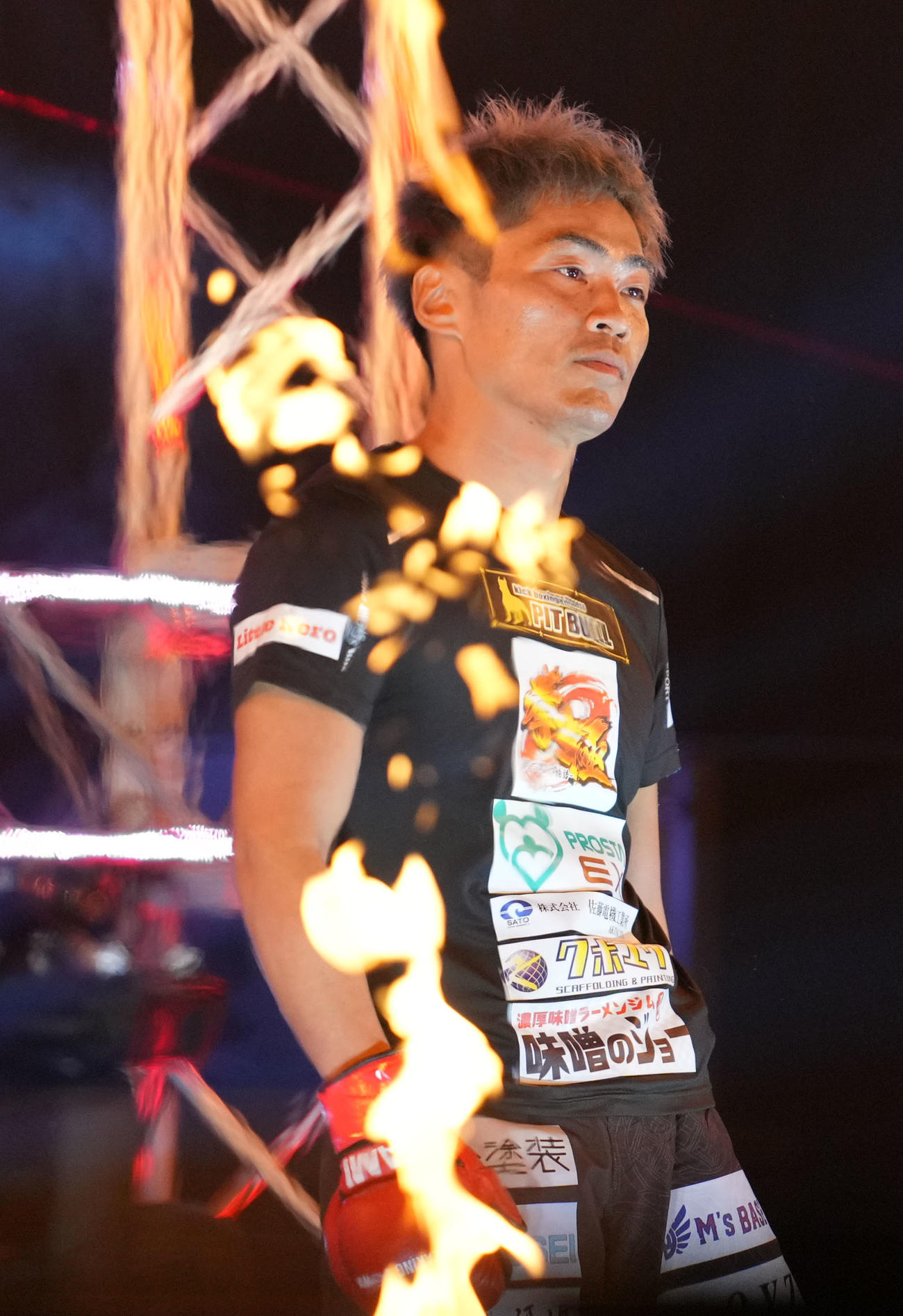 井原良太郎対かずきんぐ　入場するかずきんぐ（撮影・横山健太）