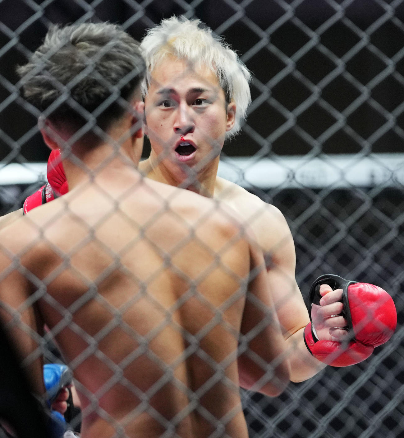 としぞう対ダンチメン・あつき　攻めるダンチメン・あつき（撮影・横山健太）