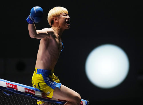 井原良太郎対かずきんぐ　KO勝利し雄たけびを上げる井原良太郎（撮影・横山健太）