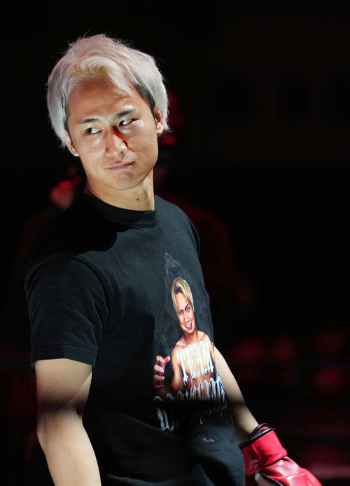 としぞう対ダンチメン・あつき　入場するダンチメン・あつき（撮影・横山健太）