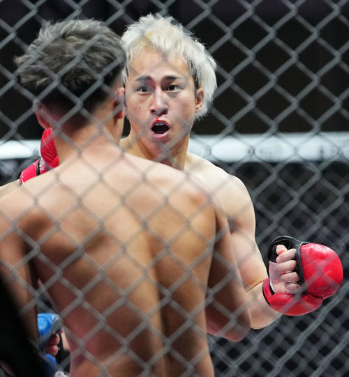 としぞう対ダンチメン・あつき　攻めるダンチメン・あつき（撮影・横山健太）