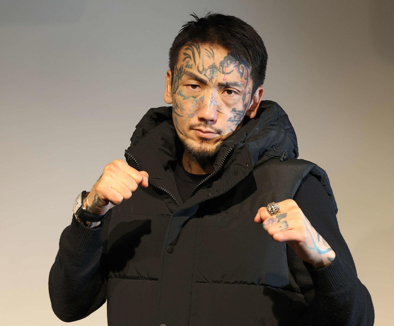 カメラに向かってポーズを決める瓜田純士（撮影・丹羽敏通）
