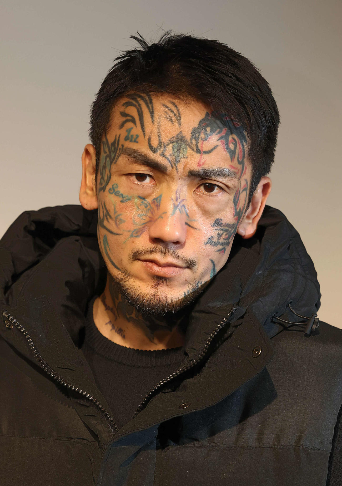 カメラをにらむ「BreakingDown」で活躍する瓜田純士（撮影・丹羽敏通）