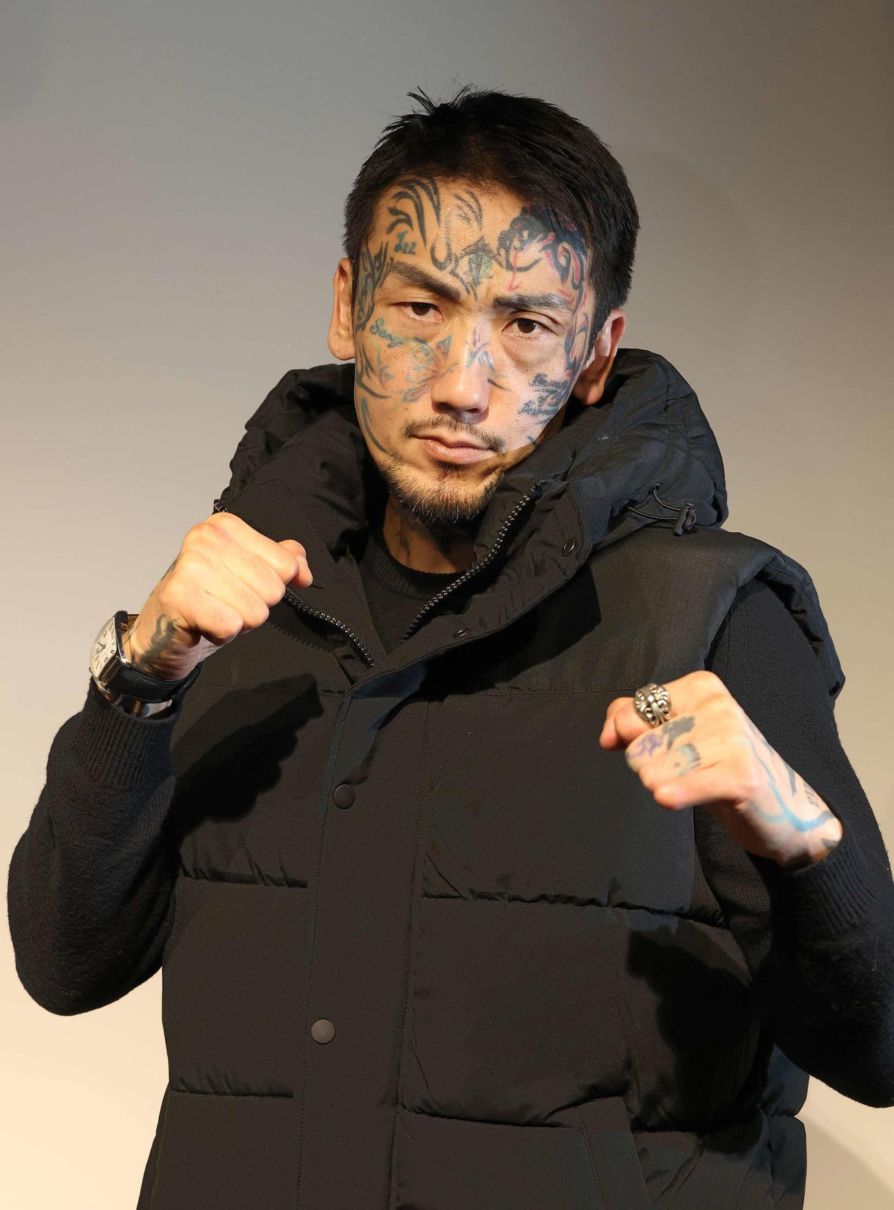 カメラに向かってポーズを決める瓜田純士（撮影・丹羽敏通）