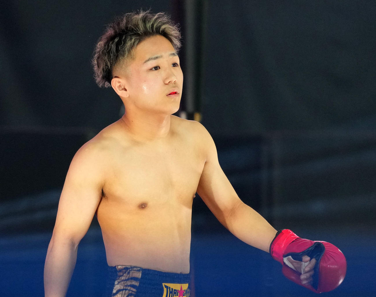せーや対レオ　入場するレオ（撮影・横山健太）