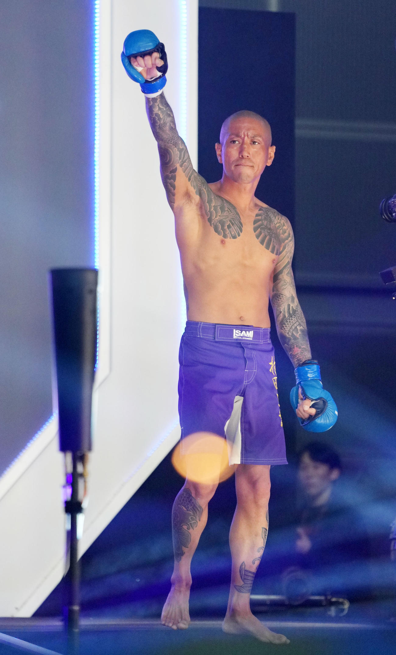 村田将一対シェンロン　試合へ向かう村田将一（撮影・横山健太）