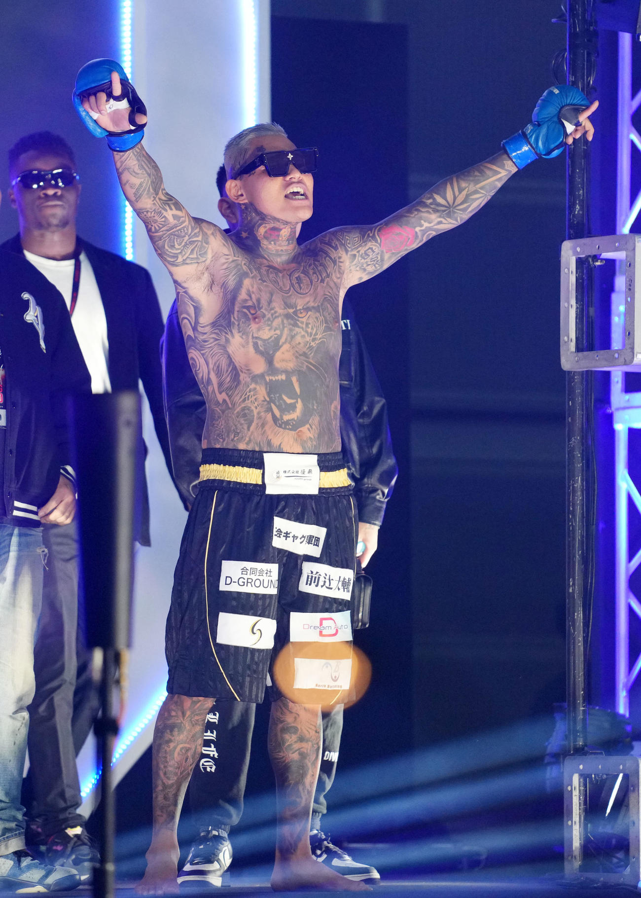 SATORU対サップ西成　入場するSATORU（撮影・横山健太）