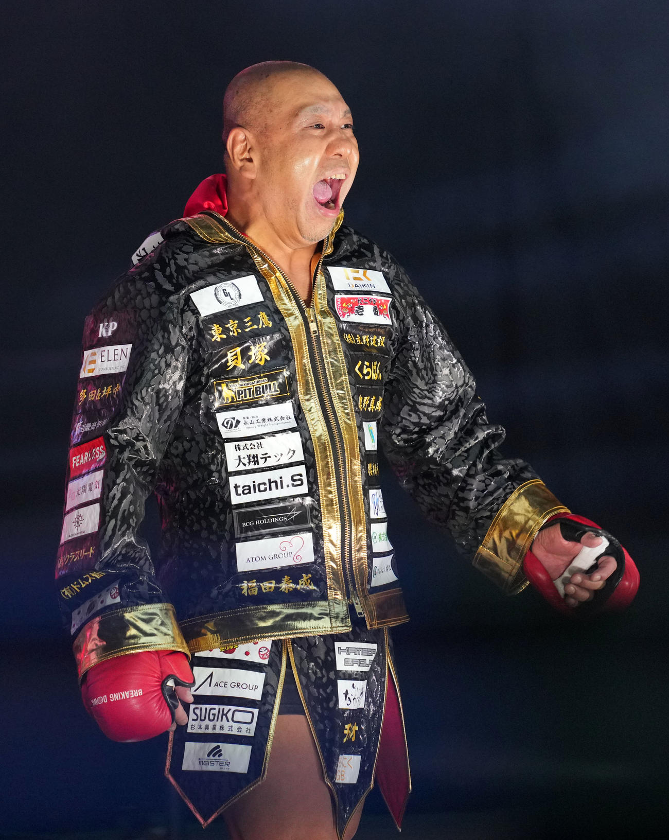 SATORU対サップ西成　入場するサップ西成（撮影・横山健太）