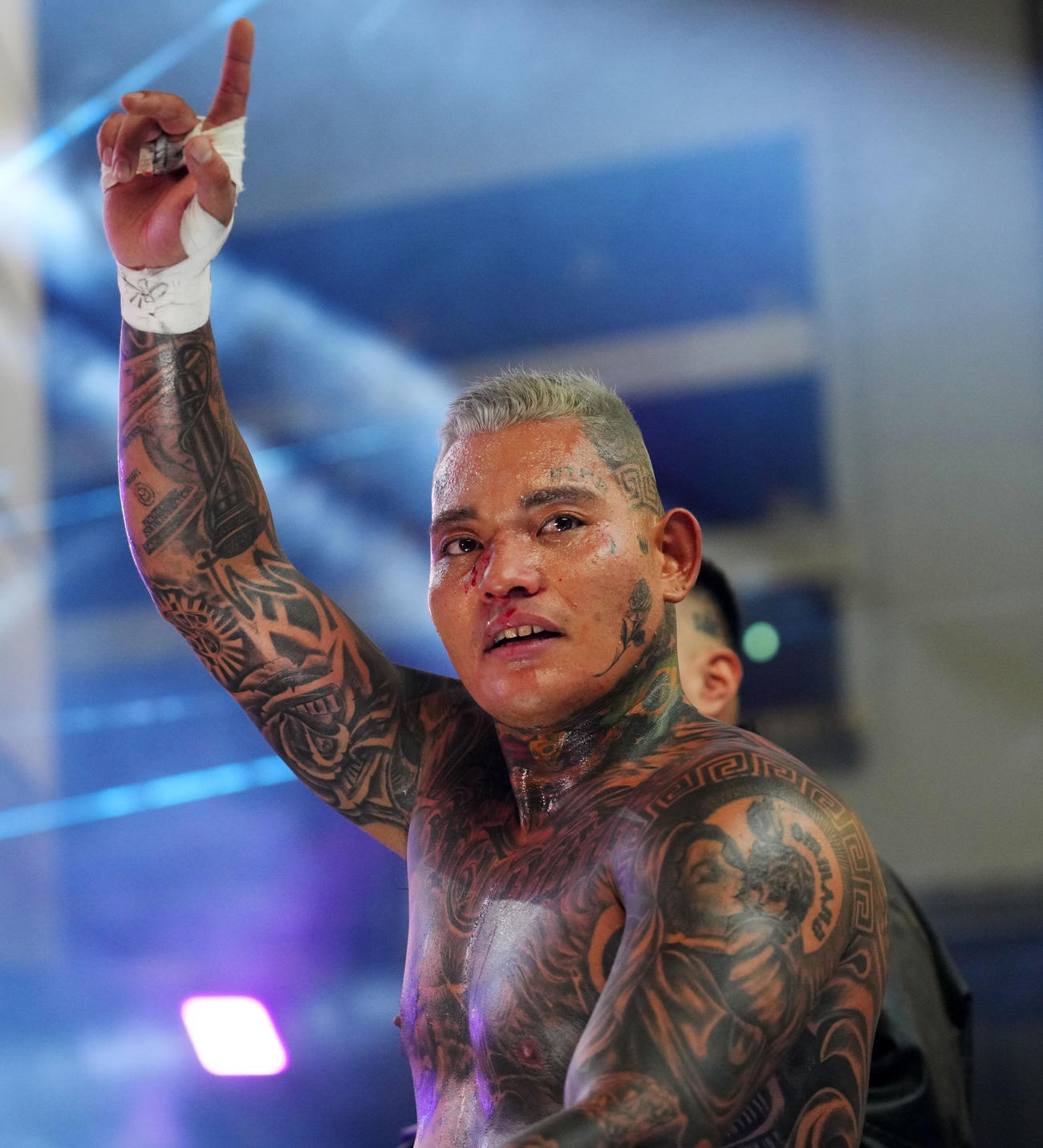 SATORU対サップ西成　試合に勝利し声援に応えるSATORU（撮影・横山健太）