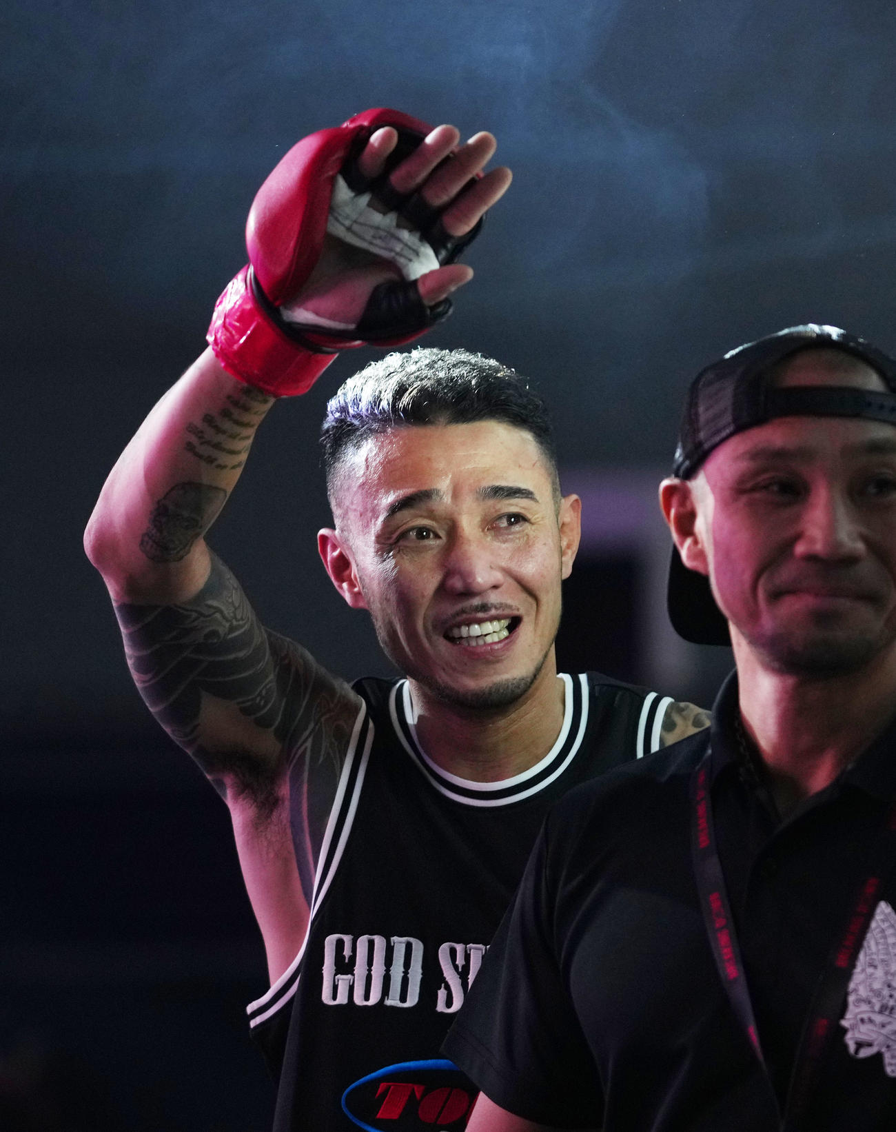 須藤大輝対濱の勇二　勝利し声援に応える濱の勇二（撮影・横山健太）