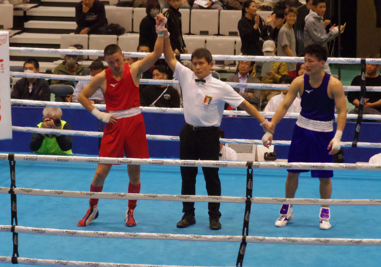 男子ウェルター級で準決勝に進んだ星（左）