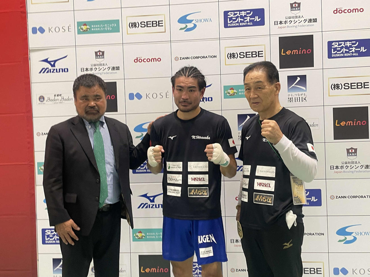 男子ライトミドル級で準決勝に進出した平仲信裕（中央）と元世界王者の父信明氏（左）、右は芦屋大の樋山監督