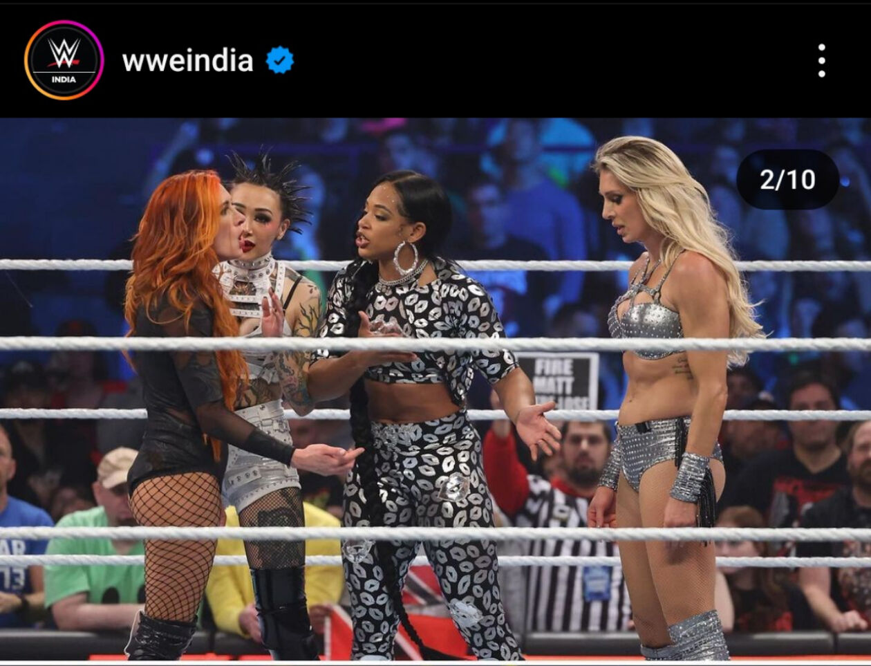 タッグ戦敗戦後、ベッキー・リンチ（左端）と言い合いになるシャーロット・フレアー（左端）（WWEインド公式インスタグラムから））