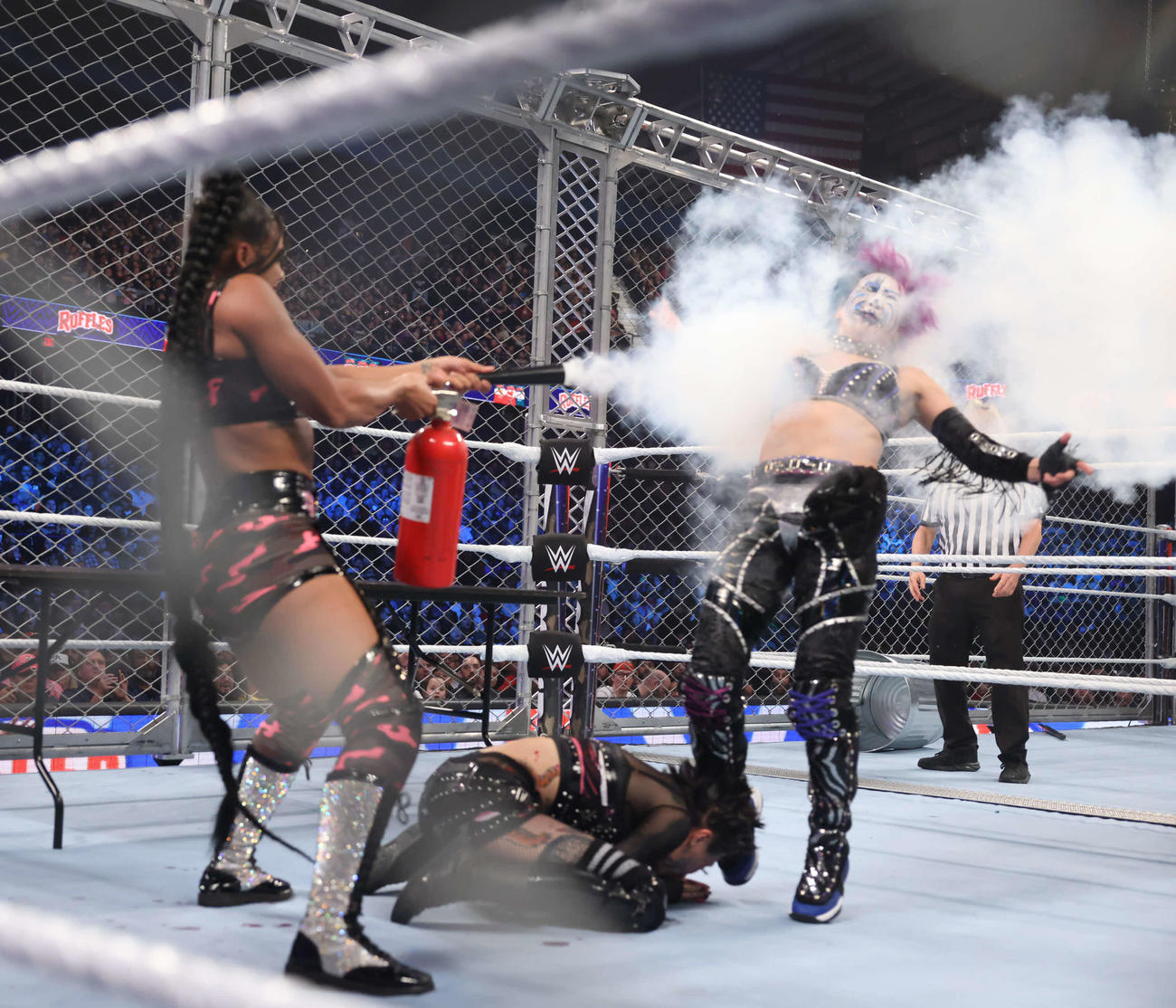 ビアンカ・ブレア（左）の消火器攻撃で浴びたアスカ（C）2023 WWE, Inc. All Rights Reserved.