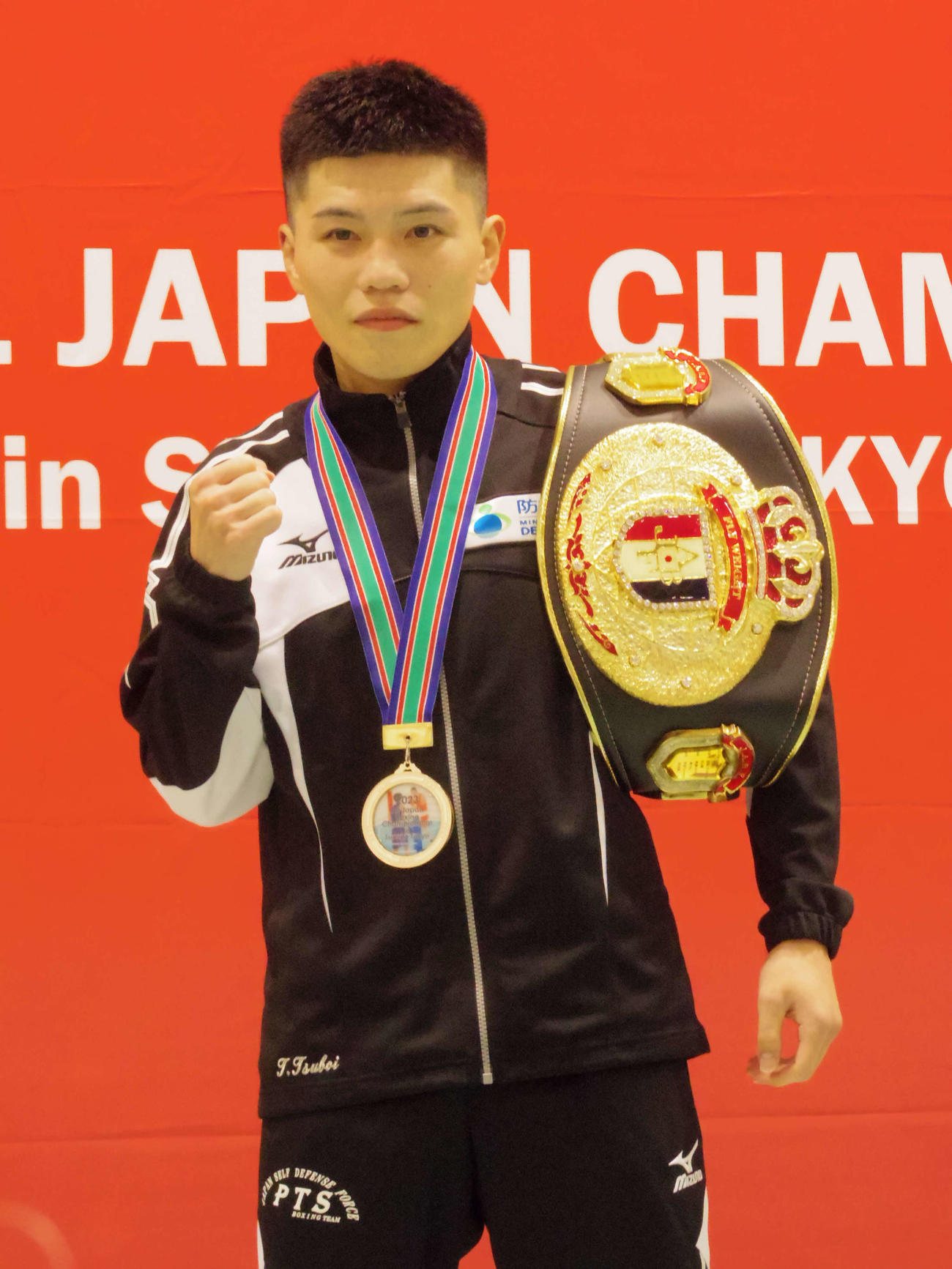 全日本選手権男子フライ級で優勝し、パリ五輪最終予選の出場権を獲得した坪井