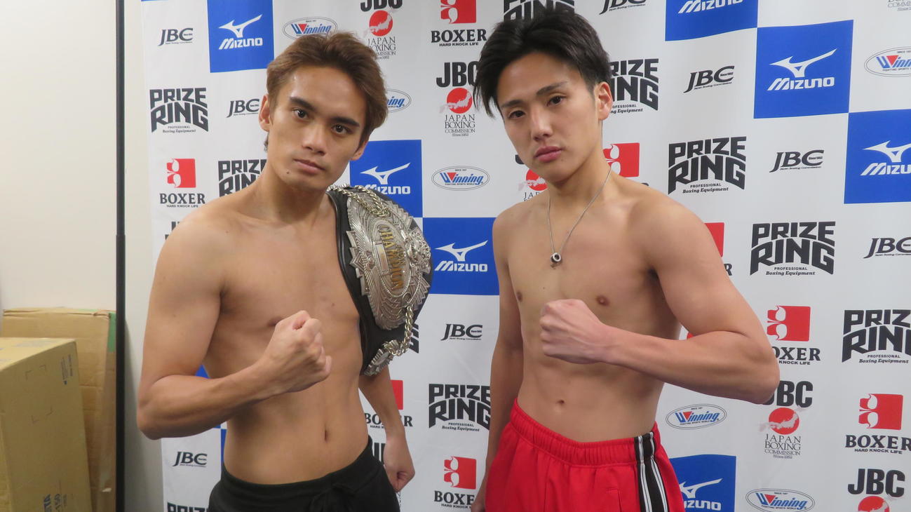 27日の日本ミニマム級タイトル戦に向けて前日計量をクリアした王者高田勇仁（左）と挑戦者の同級2位森且貴