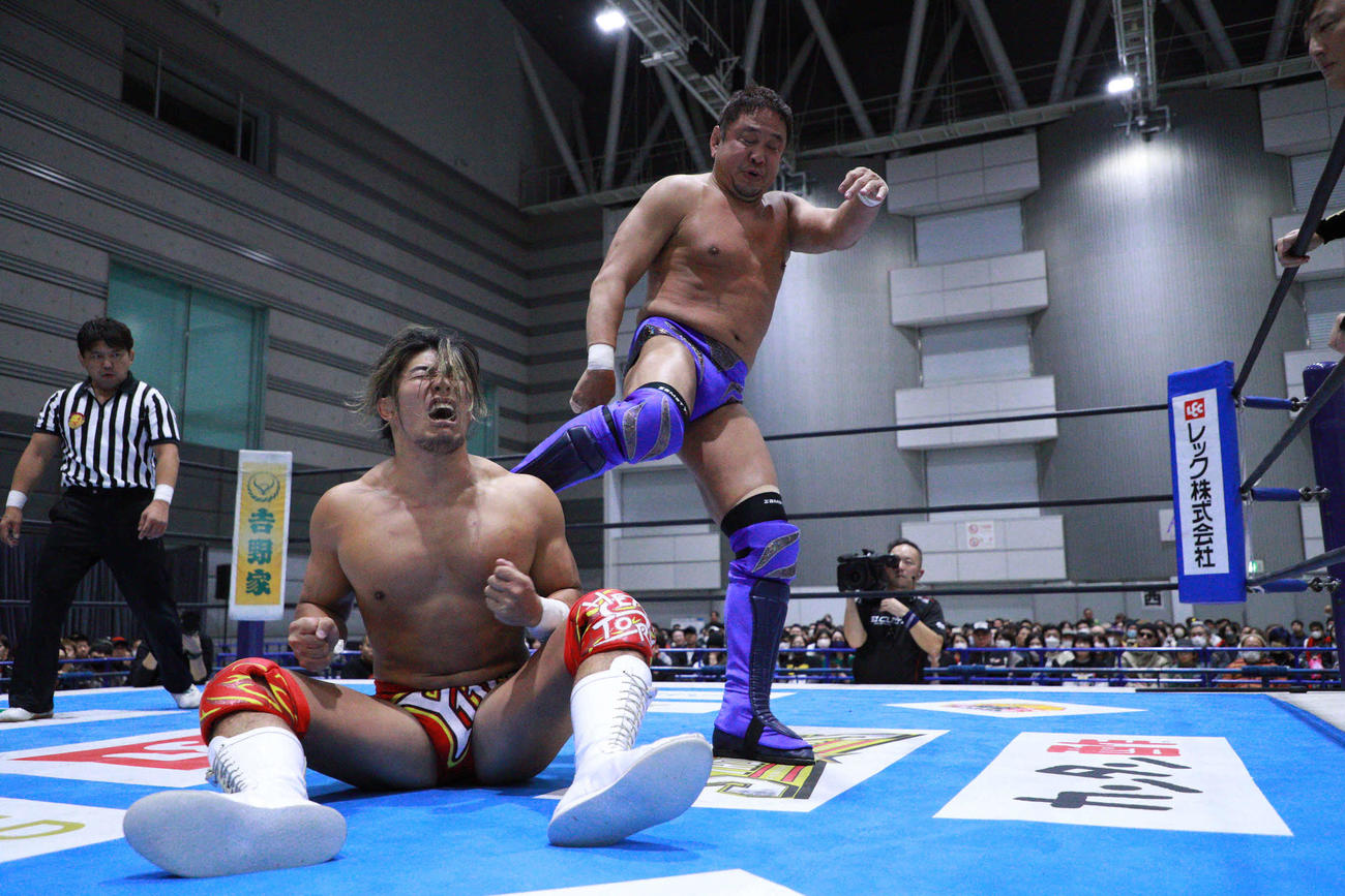 かつての付き人、上村にキックをたたきこむ永田（右）（新日本プロレス提供）