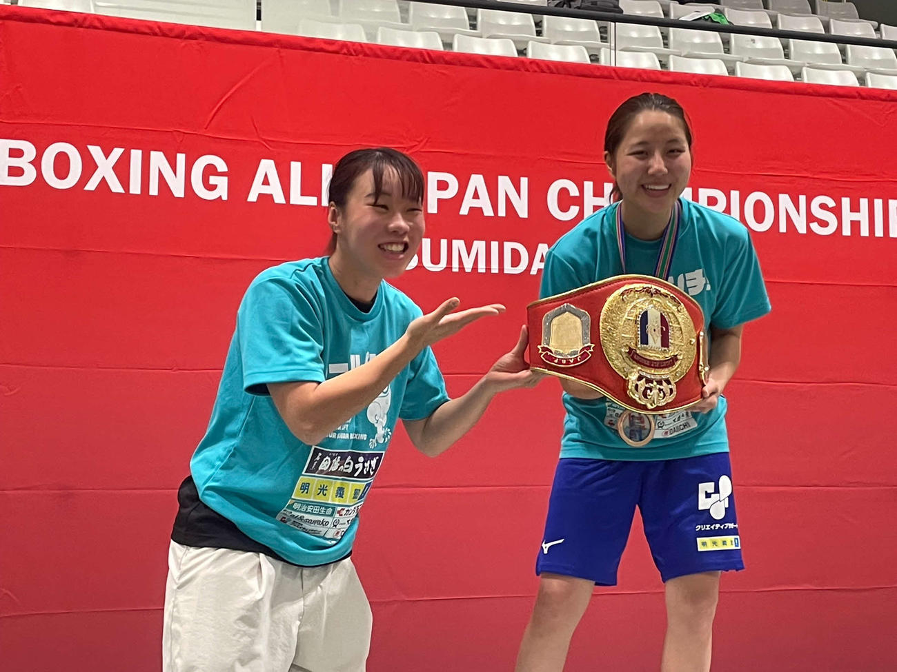 ボクシング全日本選手権女子ライトフライ級で優勝して笑顔の木下鈴花（右）と入江聖奈さん