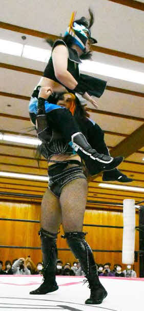 東京女子プロレス愛知大会　鳥喰かやにヘレベーター（肩車式パワーボム）を決めるVIVA VAN（東京女子プロレス提供）