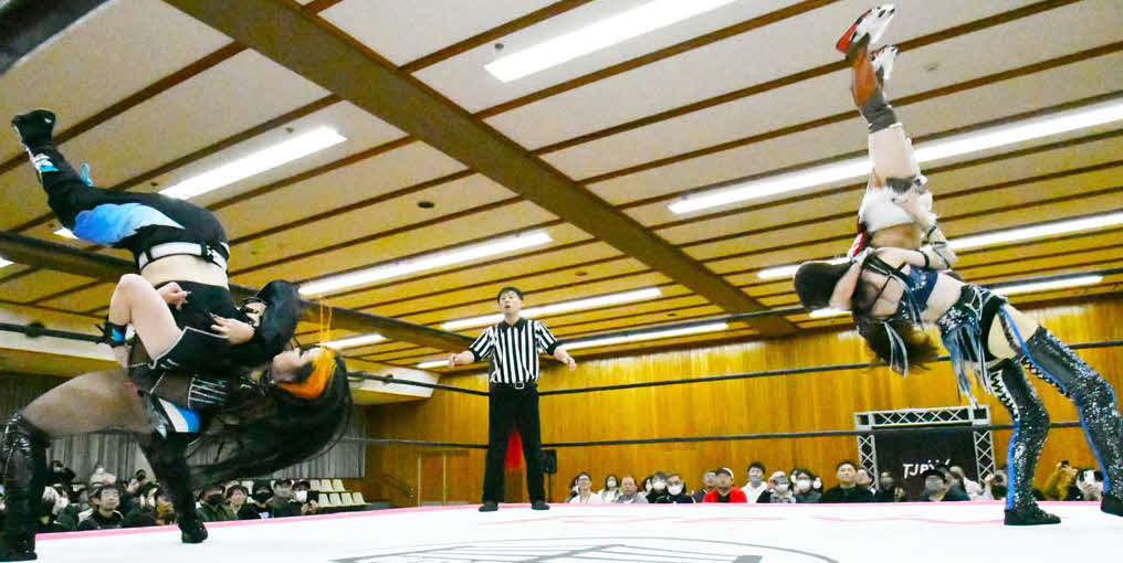 東京女子プロレス愛知大会　初来日のVIVA VAN（左）は上福ゆき（右）とブレーンバスターの競演（東京女子プロレス提供）