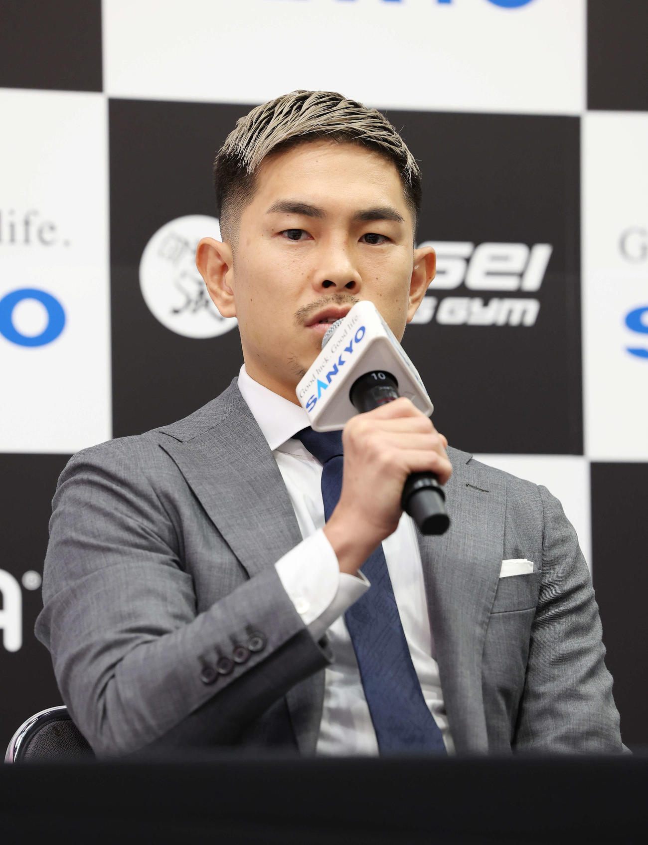 WBA世界スーパーフライ級タイトルマッチ発表会見で意気込みを語るWBA世界スーパーフライ級王者井岡（撮影・宮地輝）