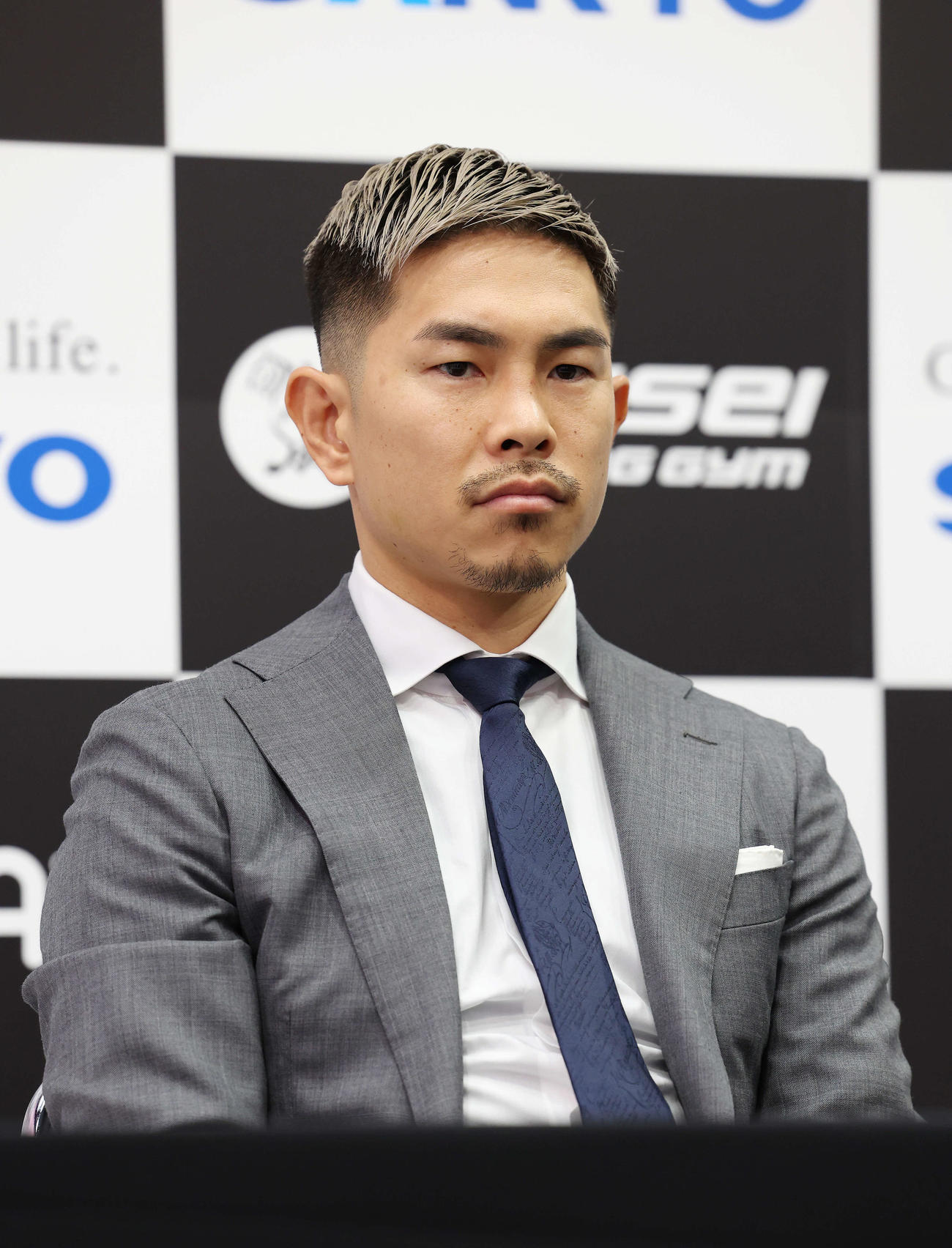 WBA世界スーパーフライ級タイトルマッチ発表会見に臨むWBA世界スーパーフライ級王者井岡（撮影・宮地輝）