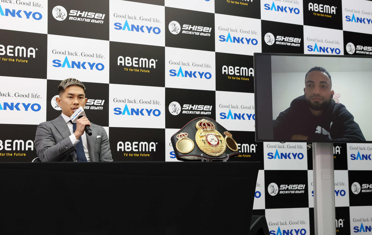WBA世界スーパーフライ級タイトルマッチ発表会見で意気込みを語るWBA世界スーパーフライ級王者井岡一翔。右は対戦相手の同級8位ホスベル・ペレス（撮影・宮地輝）