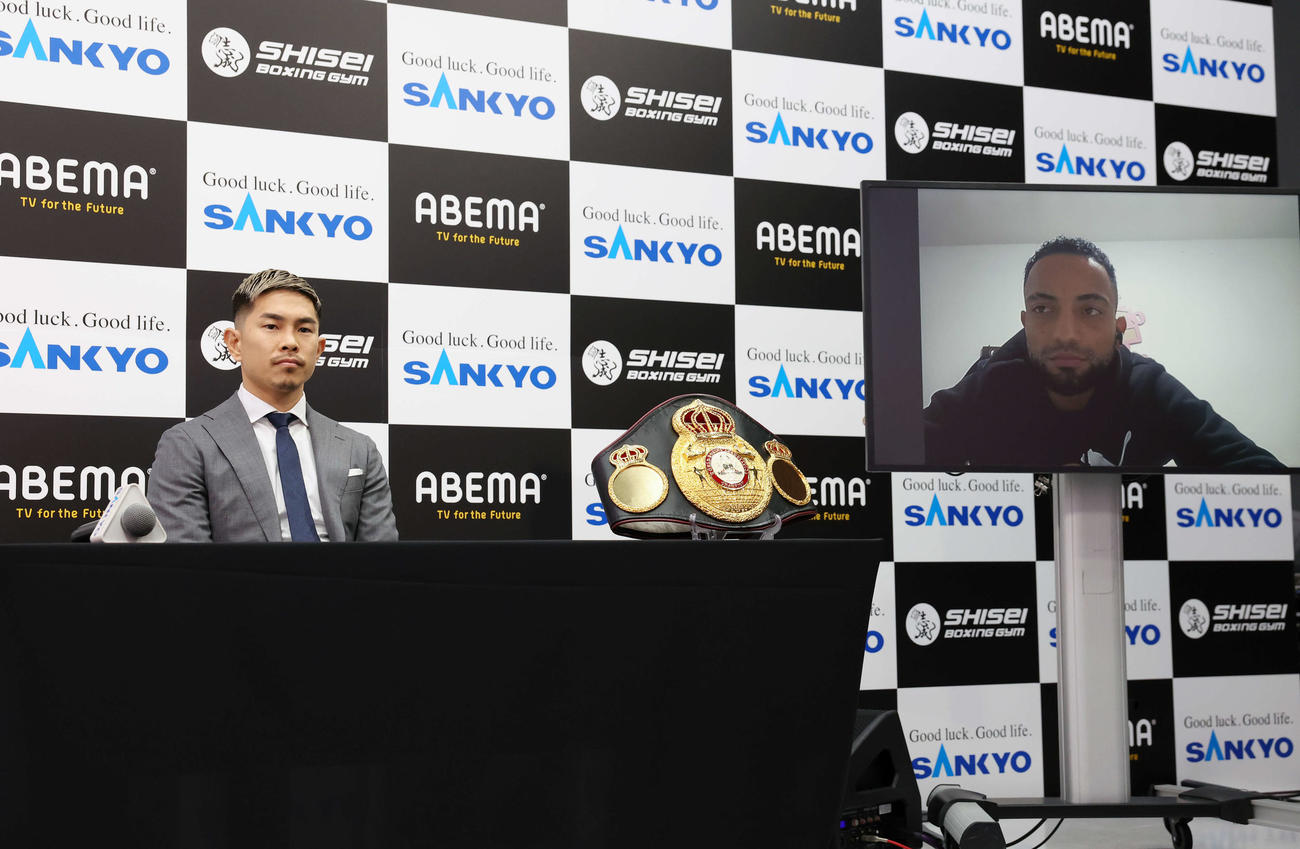 WBA世界スーパーフライ級タイトルマッチ発表会見に臨むWBA世界スーパーフライ級王者井岡一翔（左）と同級8位ホスベル・ペレス（撮影・宮地輝）