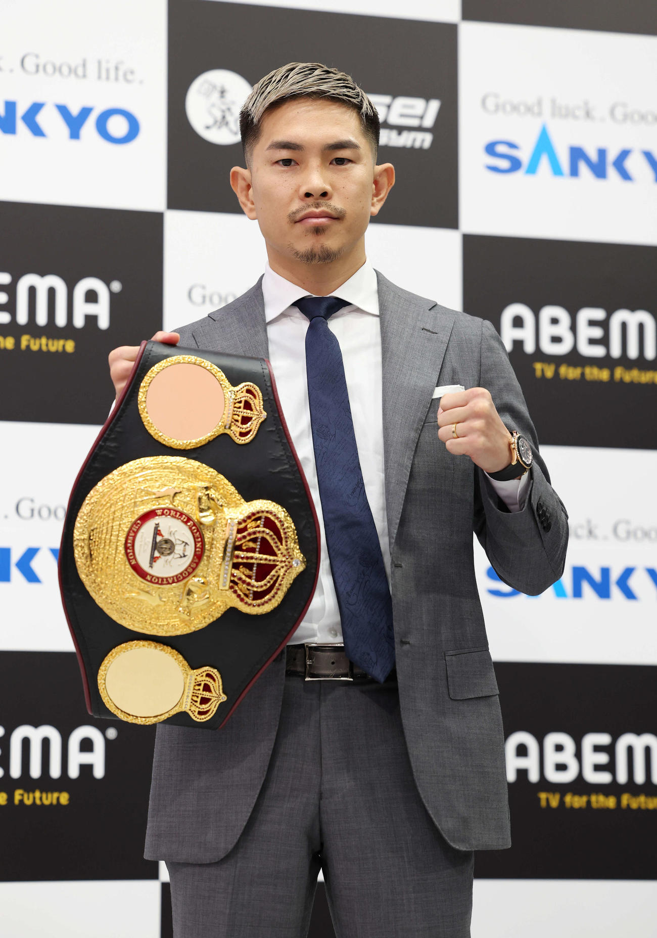 WBA世界スーパーフライ級タイトルマッチ発表会見でベルトを手にファイティングポーズを決めるWBA世界スーパーフライ級王者井岡（撮影・宮地輝）