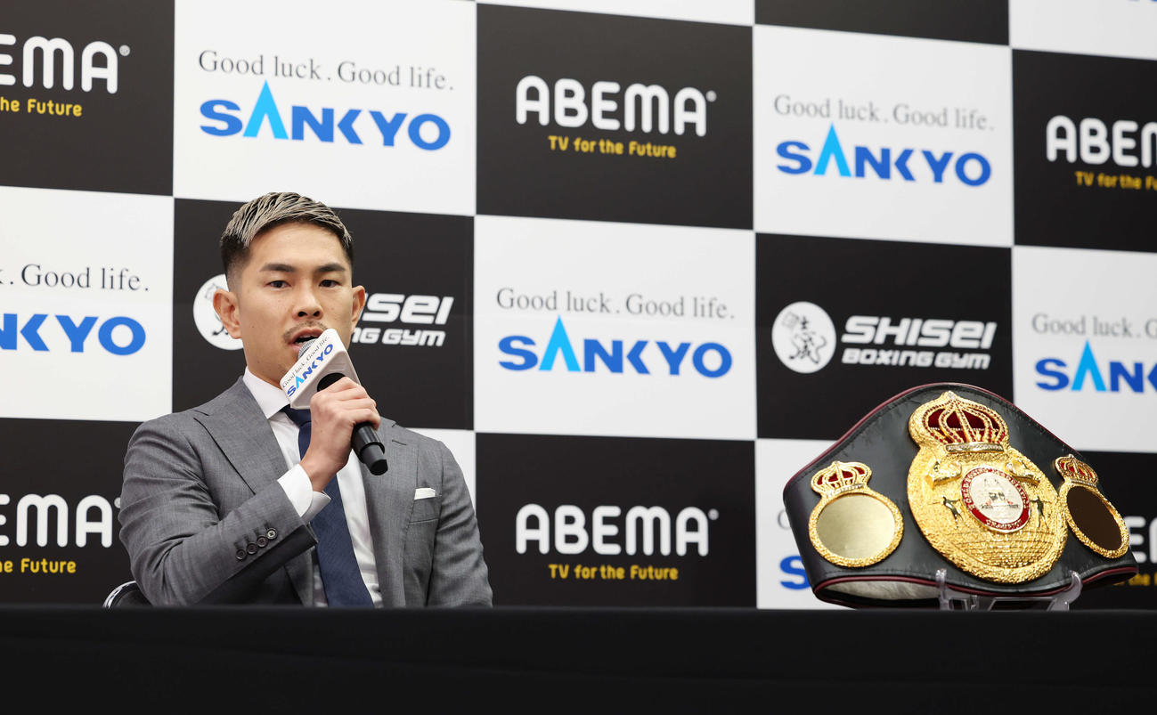 WBA世界スーパーフライ級タイトルマッチ発表会見で意気込みを語るWBA世界スーパーフライ級王者井岡（撮影・宮地輝）