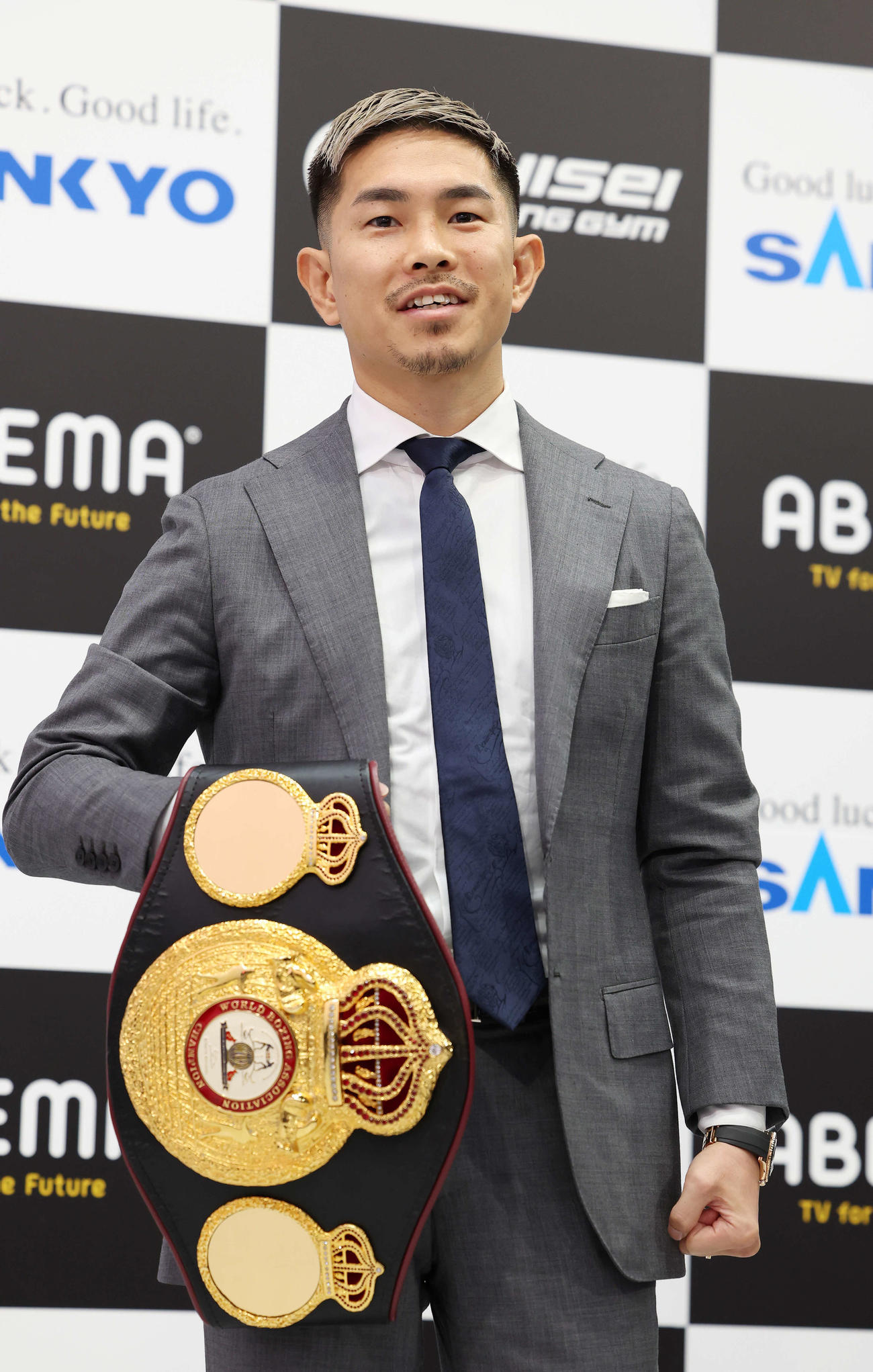WBA世界スーパーフライ級タイトルマッチ発表会見でベルトを手に笑顔を見せるWBA世界スーパーフライ級王者井岡（撮影・宮地輝）